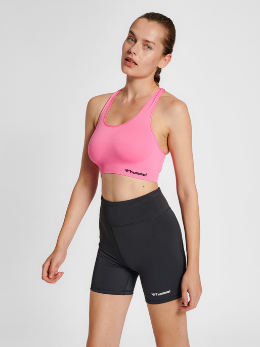 hmlTIF SEAMLESS SPORTS TOP, AZALEA PINK, model