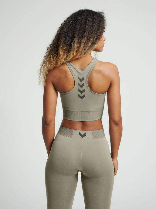 HUMMEL FIRST SEAMLESS BRA WOMAN, LONDON FOG, model