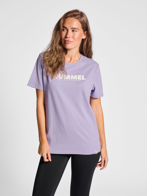 hmlLEGACY T-SHIRT, HEIRLOOM LILAC, model