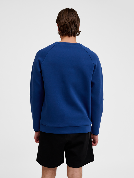 hmlTECH FLEECE REGULAR CREW, ESTATE BLUE, model
