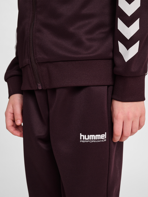 hmlJR TRACKSUIT, FUDGE, model