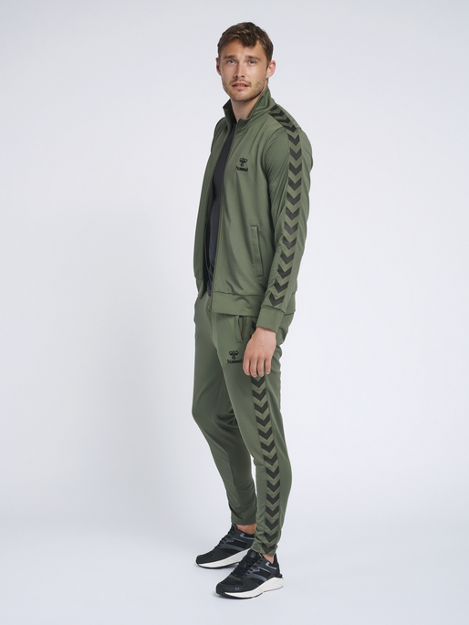 hmlNATHAN 2.0 TAPERED PANTS, 6012, model