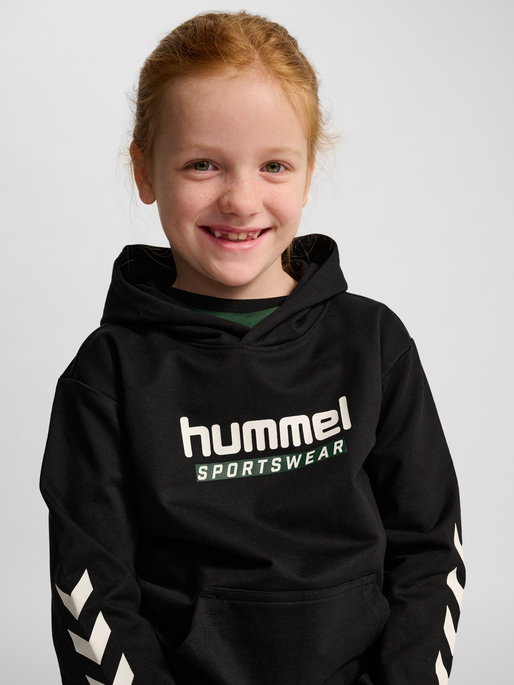 hmlJR LOGO HOODIE, BLACK, model
