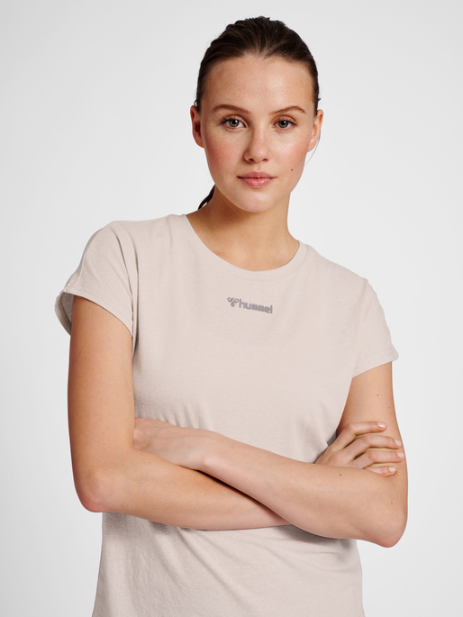 hmlZANDRA T-SHIRT, PUMICE STONE MELANGE, model
