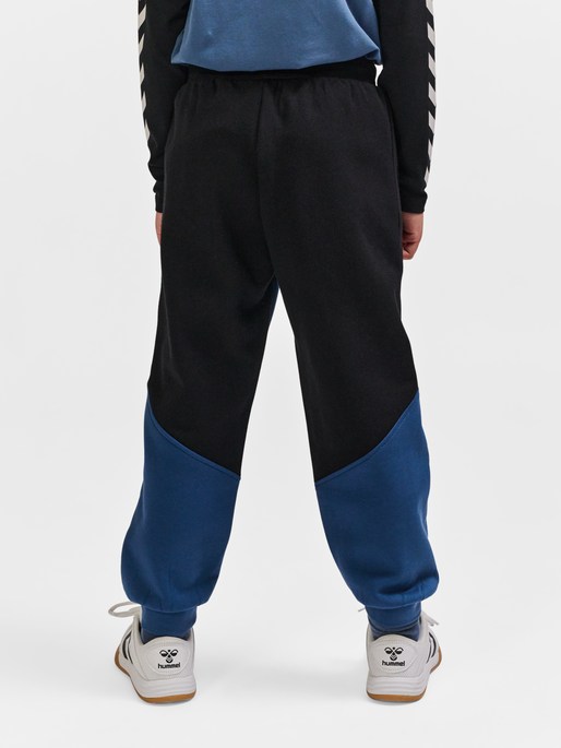 hmlREADY PANTS, ENSIGN BLUE, model