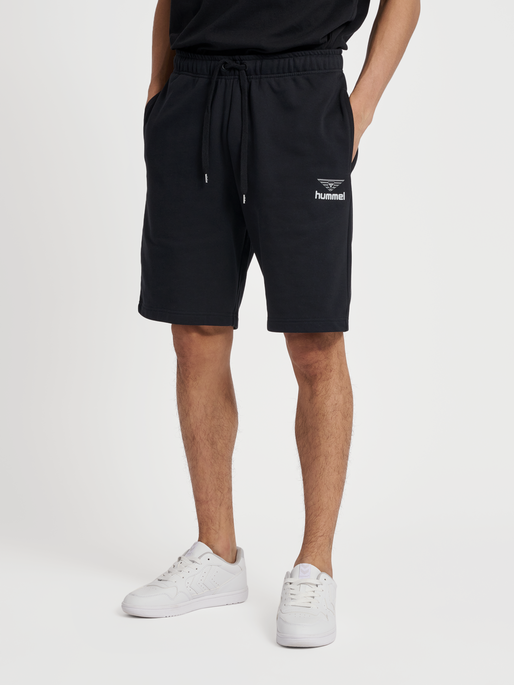 hmlHIVE WADE SWEATSHORTS, BLACK, model