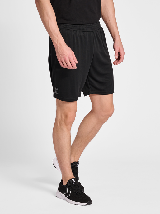 hmlQ4 POLY SHORTS, 2001, model