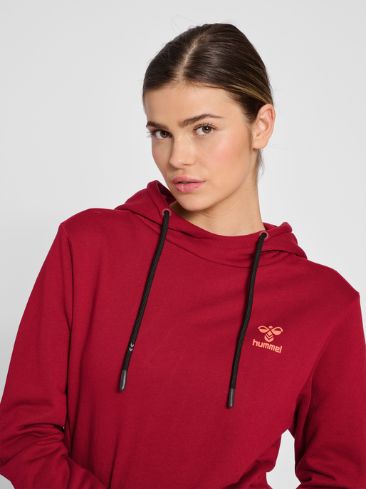 hmlOFFGRID HOODIE WO, RHUBARB/NASTURTIUM, model