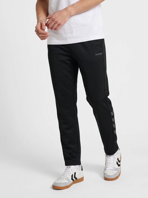 hmlKEEPER CHEVRON SWEAT PANTS, BLACK, model