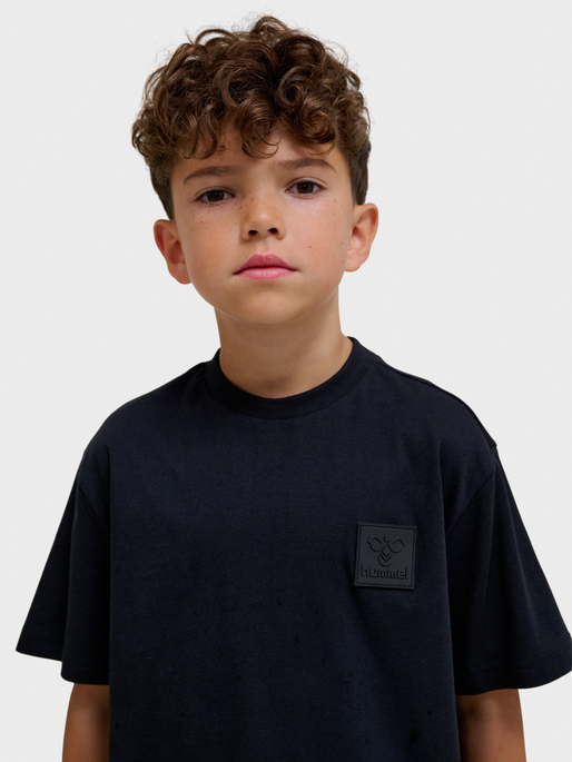hmlCLEAN T-SHIRT S/S, BLACK, model