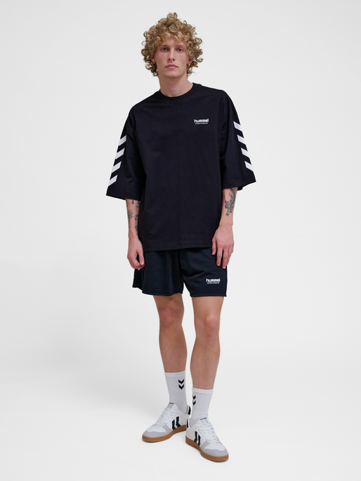 hmlOVERSIZED WILLY T-SHIRT SW, BLACK, model