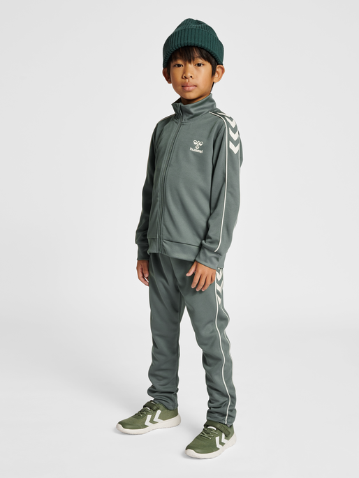 hmlTRACK TRACKSUIT, LAUREL WREATH, model