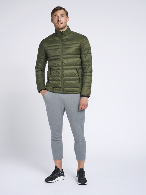 hmlPAX PUFF JACKET, FOREST NIGHT, model