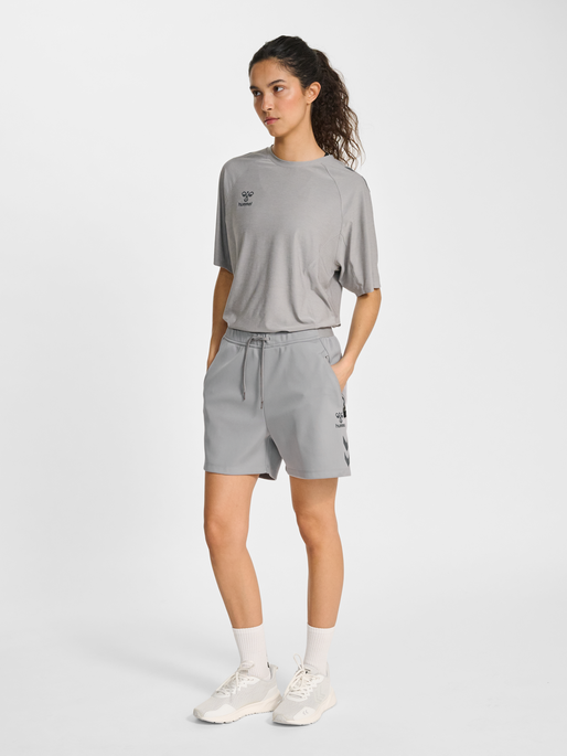 hmlCIMA 2.0 SHORTS WOMAN, ALLOY, model