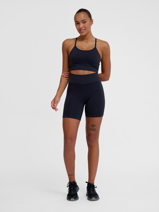 hmlMT DEFINE SEAML SCRUNCH SHORTS, BLACK, model