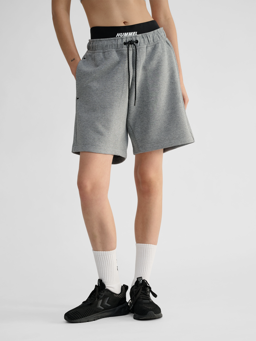 hmlTECH FLEECE SHORTS, GREY MELANGE, model