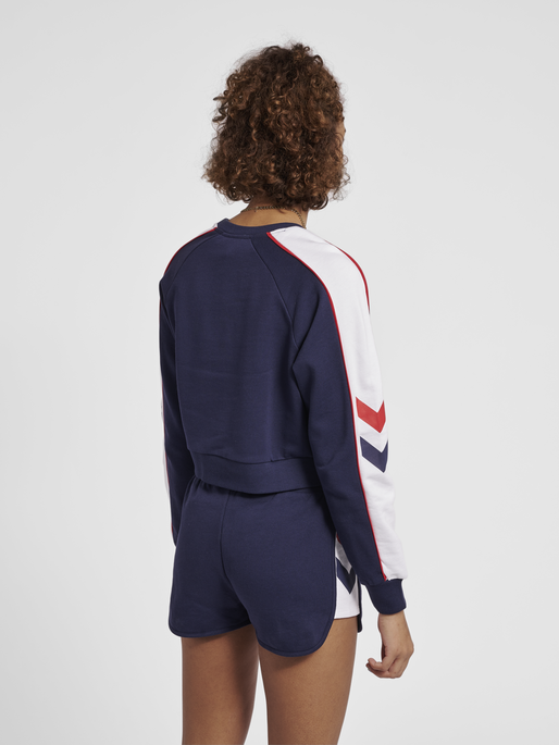 hmlIC DURBAN WOMAN CROP SWEATSHIRT, PEACOAT, model