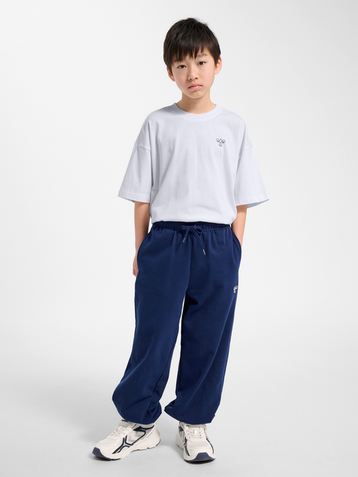 hmlJR JUMP BOXY ELASTIC SWEATPANTS, MEDIEVAL BLUE, model