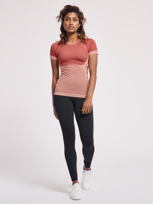 hmlCLEA SEAMLESS TIGHT T-SHIRT, WITHERED ROSE/ROSE TAN MELANGE, model