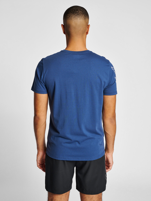 hmlTE JEFF COTTON T-SHIRT, INSIGNIA BLUE, model