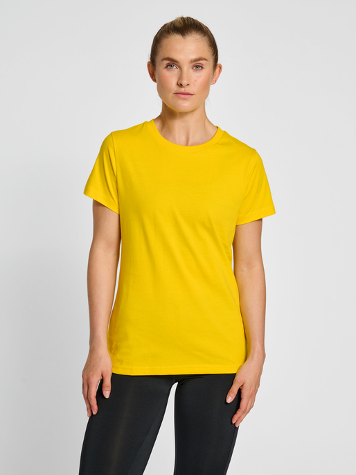 hmlRED HEAVY T-SHIRT S/S WOMAN, EMPIRE YELLOW, model