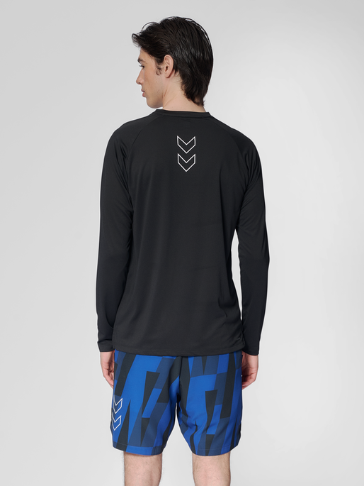 hmlCOURT LIGHT WEIGHT T-SHIRT L/S, BLACK, model