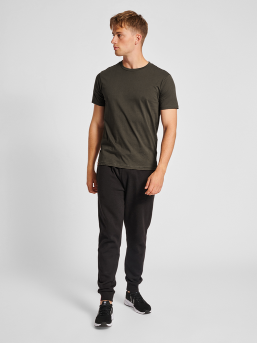 hmlRED BASIC T-SHIRT S/S, RAVEN, model