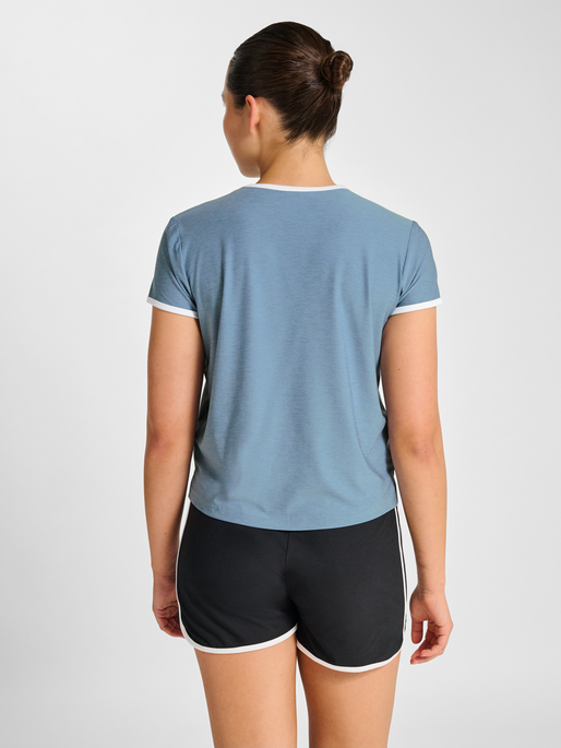 hmlPULSE CIMA T-SHIRT S/S, FADED DENIM, model