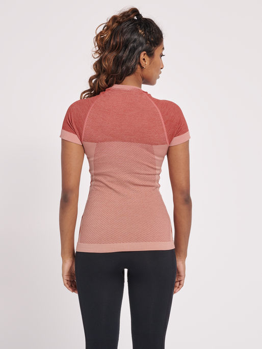 hmlCLEA SEAMLESS TIGHT T-SHIRT, WITHERED ROSE/ROSE TAN MELANGE, model