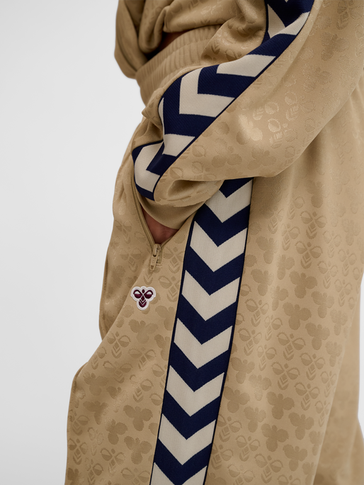 hmlARCHIVE REGULAR POLY PANTS AOP, CORNSTALK, model