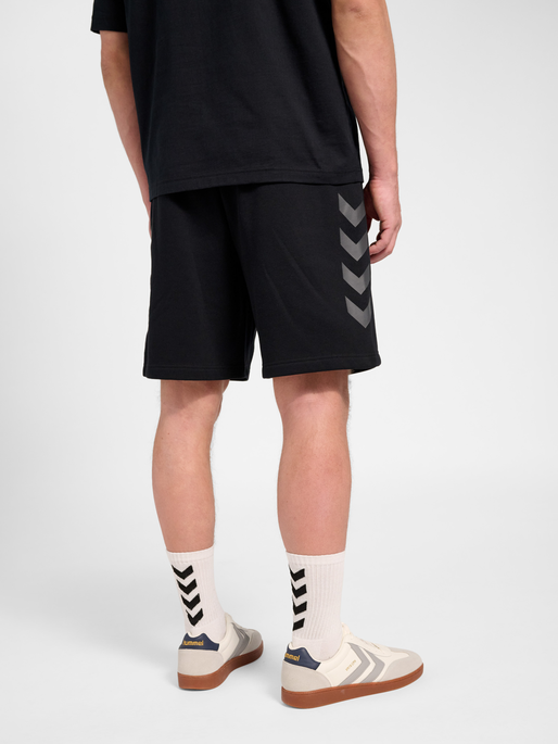 hmlKEEPER CHEVRON SHORTS, BLACK, model