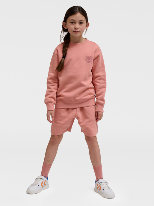 hmlCLEAN SWEATSHIRT, ROSE DAWN, model