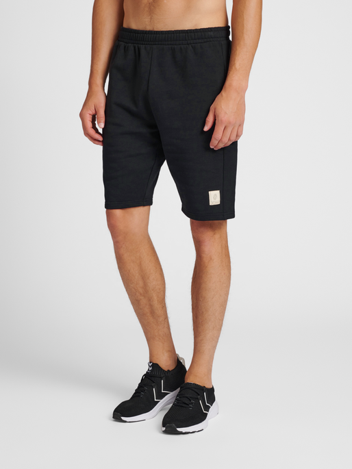 hmlGG12 SWEAT SHORTS, BLACK, model