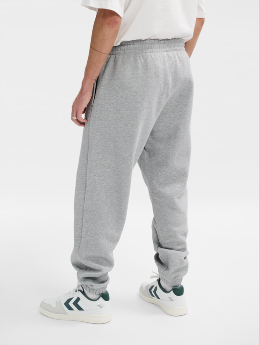 hmlLOOSE SWEATPANT BEE, GREY MELANGE, model