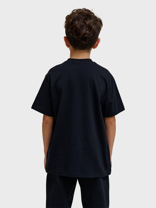 hmlCLEAN T-SHIRT S/S, BLACK, model