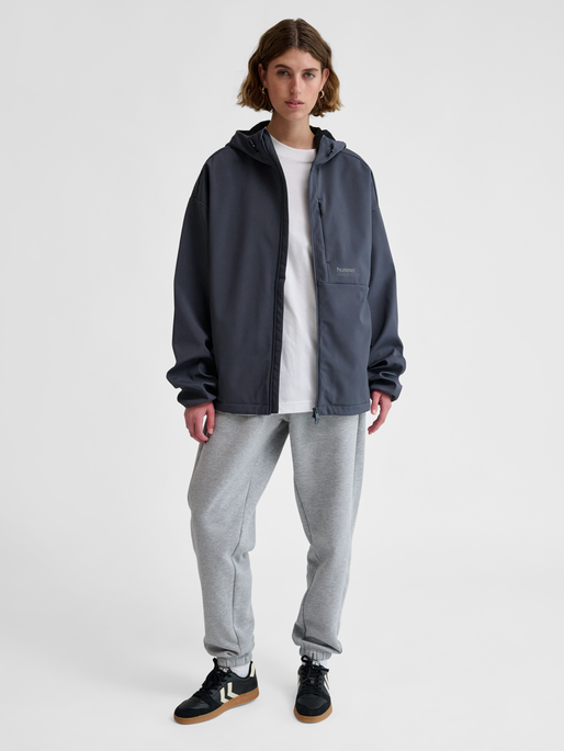 hmlLOOSE SOFTSHELL JACKET, EBONY, model