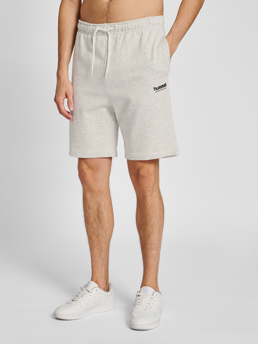 hmlLGC GABE SWEATSHORTS, TOFU MELANGE, model