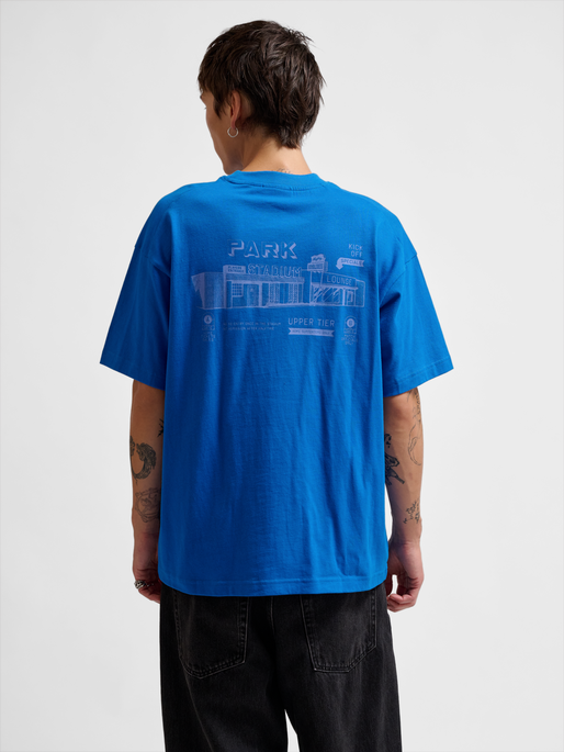 hmlLOOSE T-SHIRT S/S BEES STADIUM, SKYDIVER, model