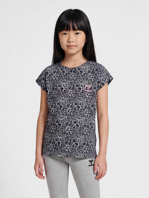 hmlNANNA T-SHIRT S/S, BLACK/WHITE, model