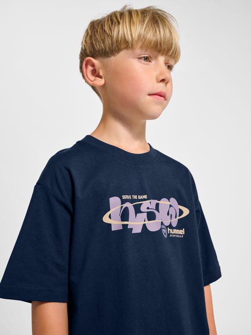 hmlJR LOOSE T-SHIRT S/S HS GRAPHIC, DRESS BLUES, model