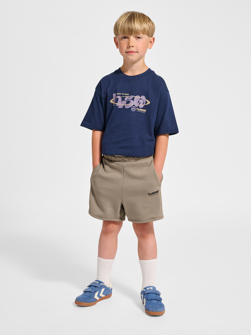 hmlJR LOOSE UNI SHORTS, ROCK RIDGE, model