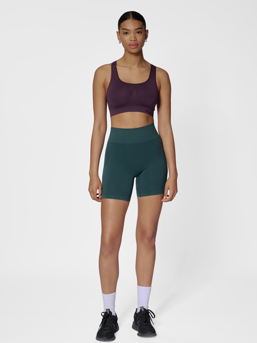 hmlMT DEFINE SEAML SCRUNCH SHORTS, GREEN GABLES, model