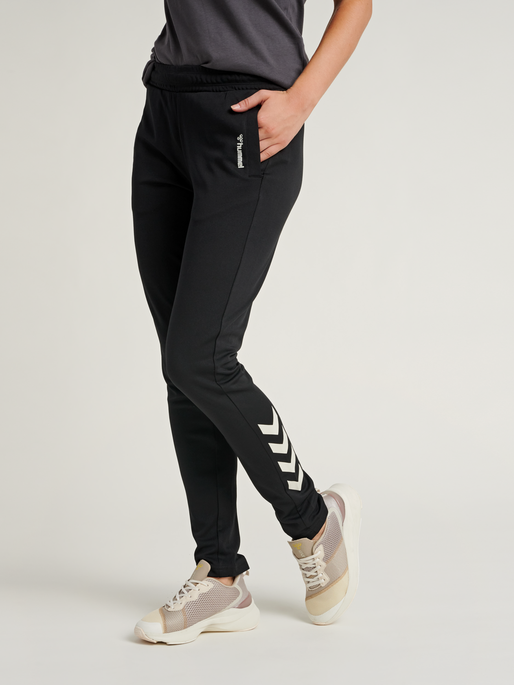 hmlZIBA TAPERED PANTS, 2001, model