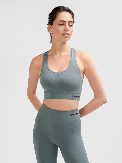 hmlTIF SEAMLESS SPORTS TOP, BALSAM GREEN, model