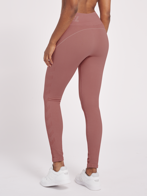 hmlTE CHRISTEL SEAMLESS MW TIGHTS, WITHERED ROSE/ROSE TAN MELANGE, model