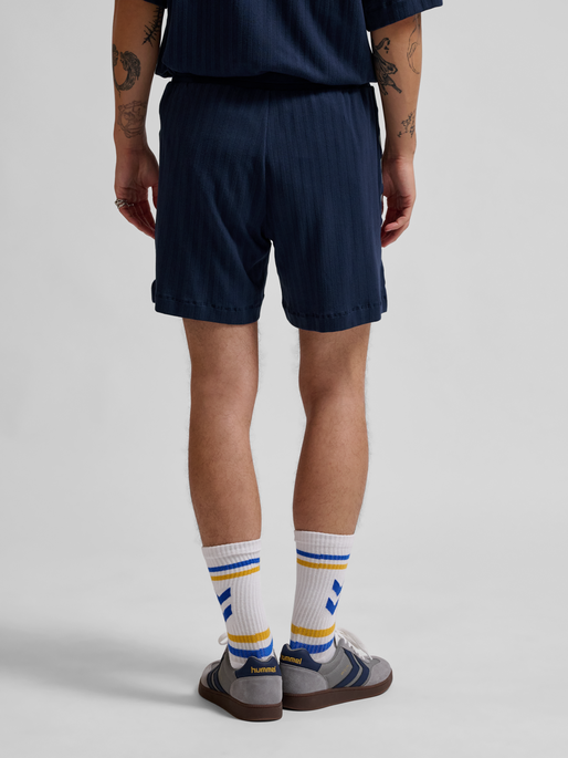 hmlARCHIVE REGULAR SHORTS, BLACK IRIS, model