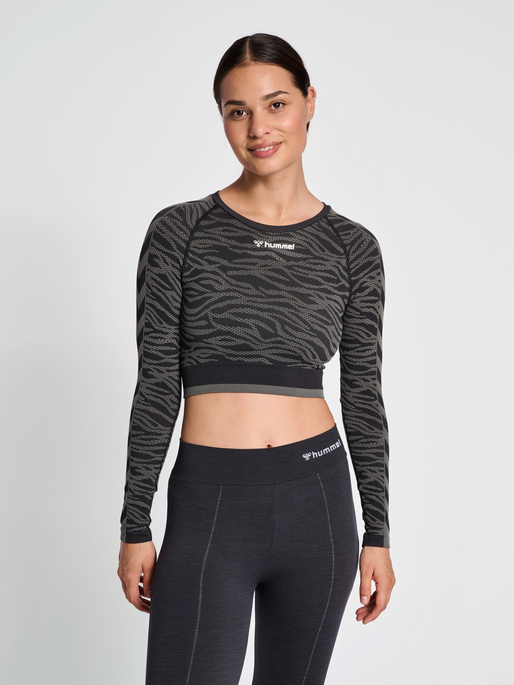 hmlMT SAGA SEAMLESS CROP T-SHIRT LS, BLACK/ASPHALT MELANGE, model