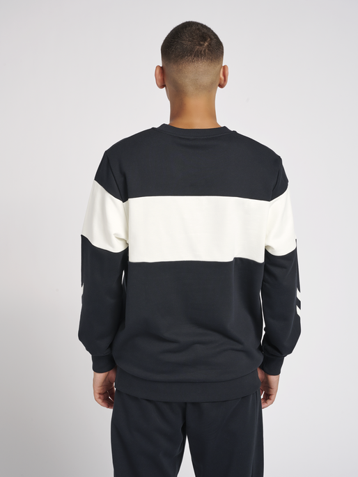 hmlLGC MUSA SWEATSHIRT, 2001, model