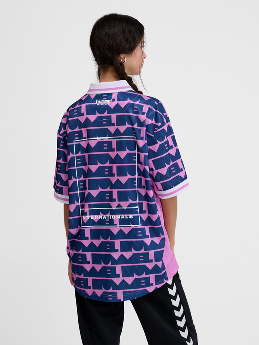 hmlLOOSE SOCCER JERSEY LOVE, VIOLET, model