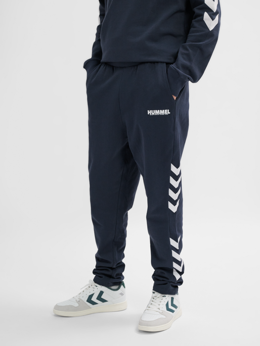 hmlLEGACY TAPERED PANTS, BLUE NIGHTS, model